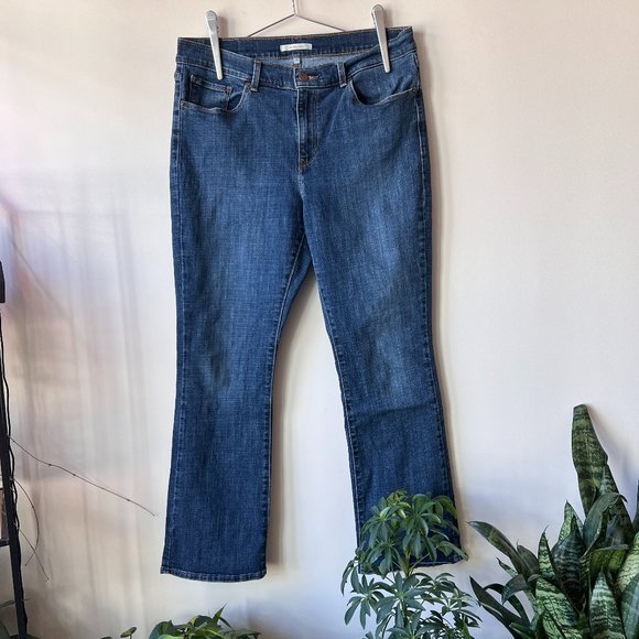 Gently Worn, but Lovingly Cared For, Women's Levi's Classic Bootcut Jeans - Picture 1 of 15